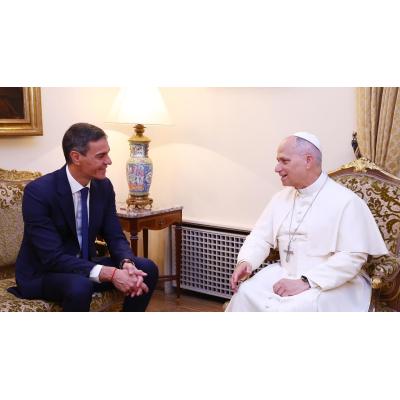 Sánchez dice que comparte con León XIV la defensa de las migraciones y le regala un olivo, símbolo de paz