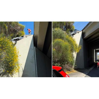 Pierde el control del coche debido al sueño y está a punto de caer por un viaducto en Puente la Reina