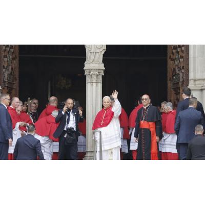 León XIV pide a los catalanes construir "unidad" en una homilía en catalán y castellano