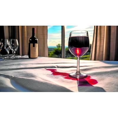 Ni frotar ni a la lavadora: esta es la mejor forma de quitar manchas de vino de la ropa