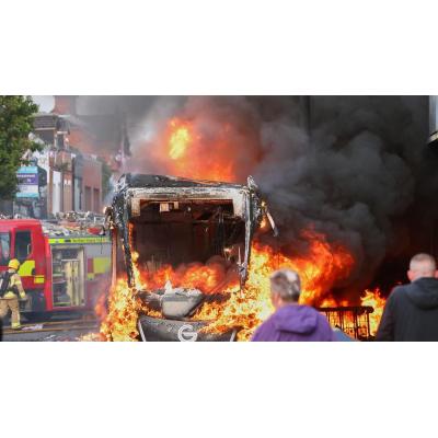 Conmoción y disturbios en Belfast tras el brutal intento de decapitación de un joven en plena calle