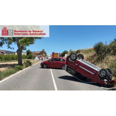 Herido un conductor de 78 años tras salirse de la vía y volcar en Abárzuza
