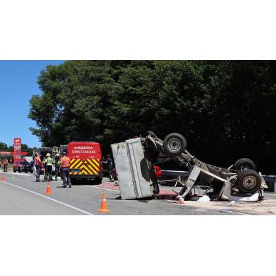 Grave accidente en la N-121-A en Lantz: cuatro heridos tras volcar una pick up cargada de troncos