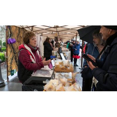 El mercadillo Basotxoa vuelve este sábado al Bosquecillo con una jornada dedicada a la cereza